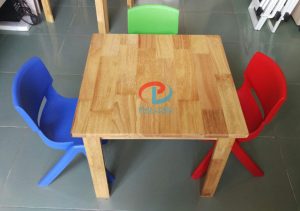 bàn gỗ hình vuông mầm non